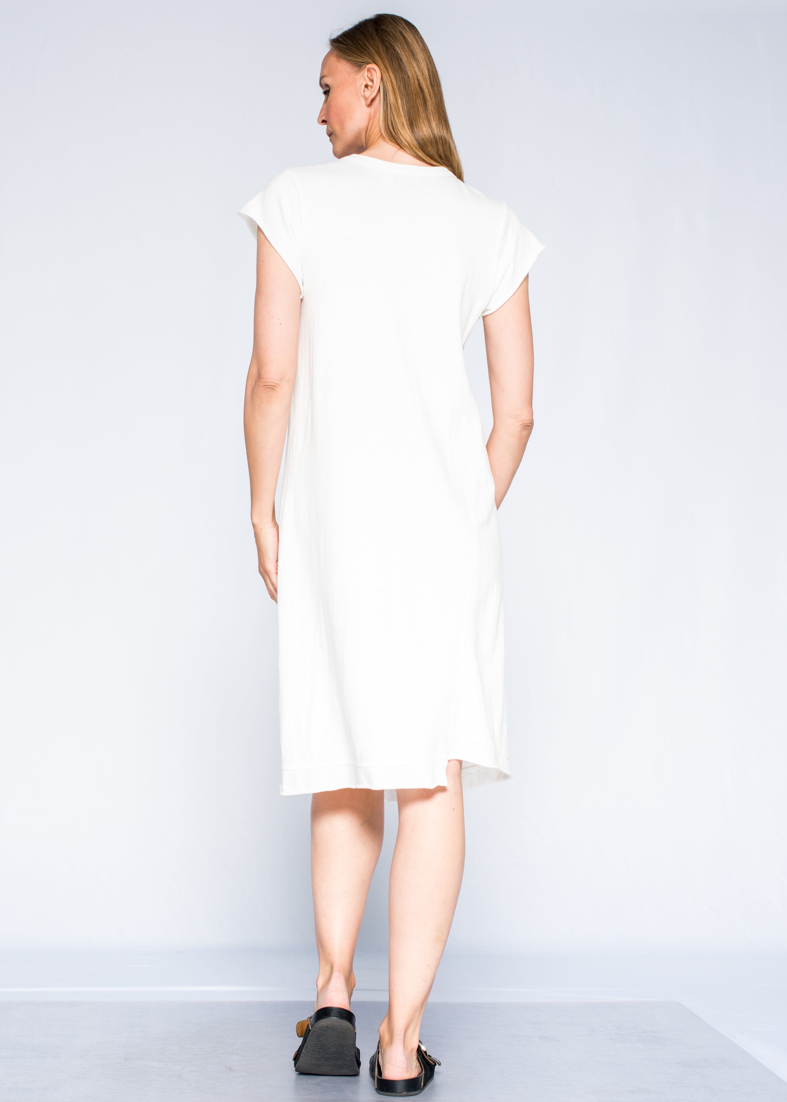 white dress#color_pigment white