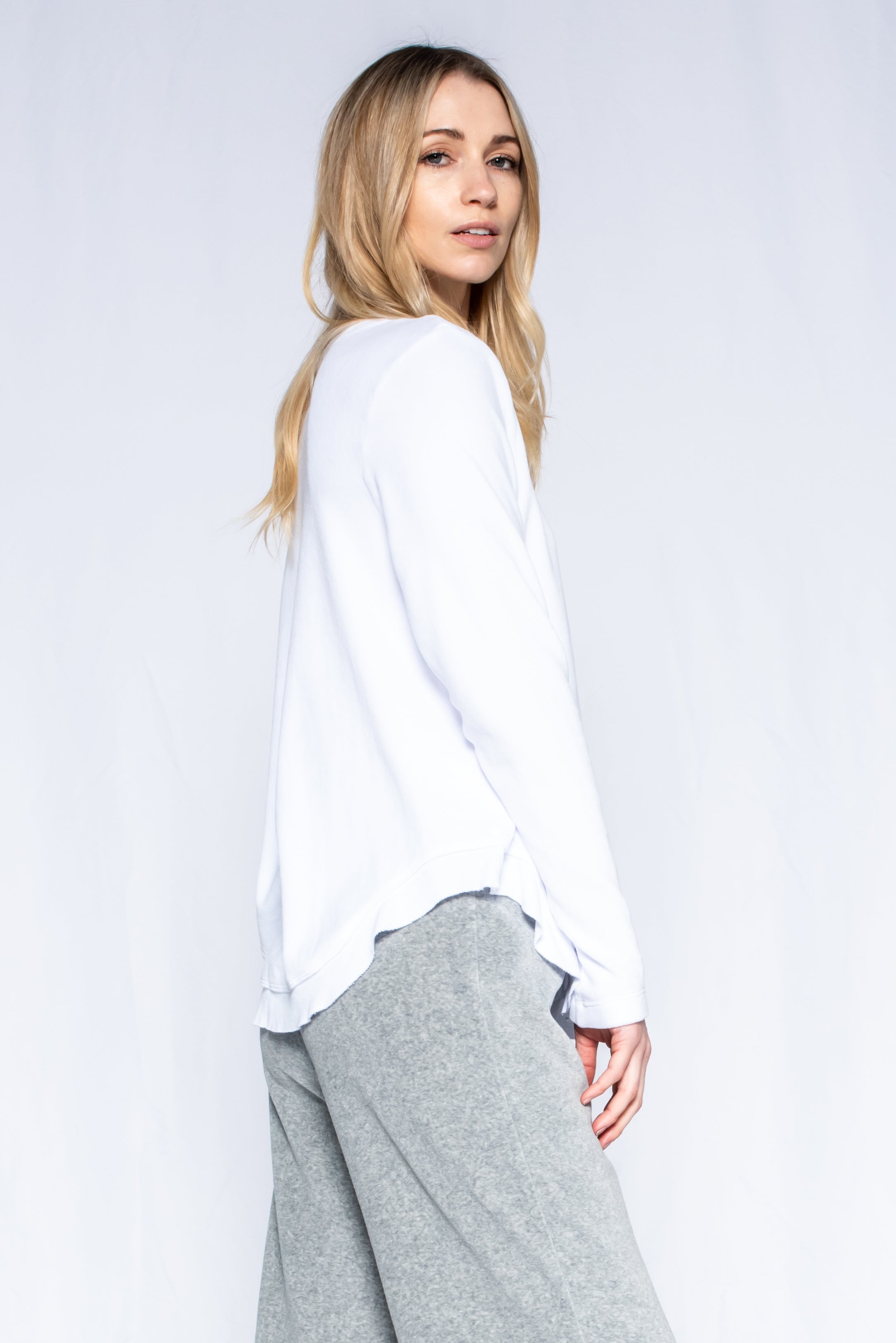 white sweatshirt#color_white